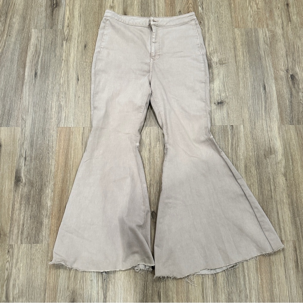 {preloved} We The Free Cream Flare Jeans - Picture 2 of 8